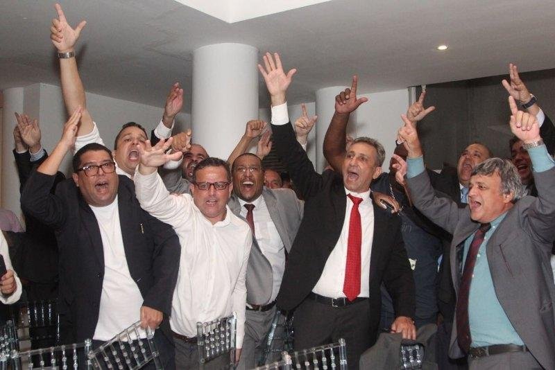 Alexandre Campello, de terno e gravata vermelha, comemora a vit&oacute;ria no pleito