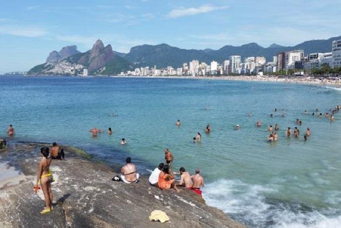 Neste domingo, projeto limpa o lixo flutuante do mar, na Pedra do Arpoador e no Parque Garota de Ipanema