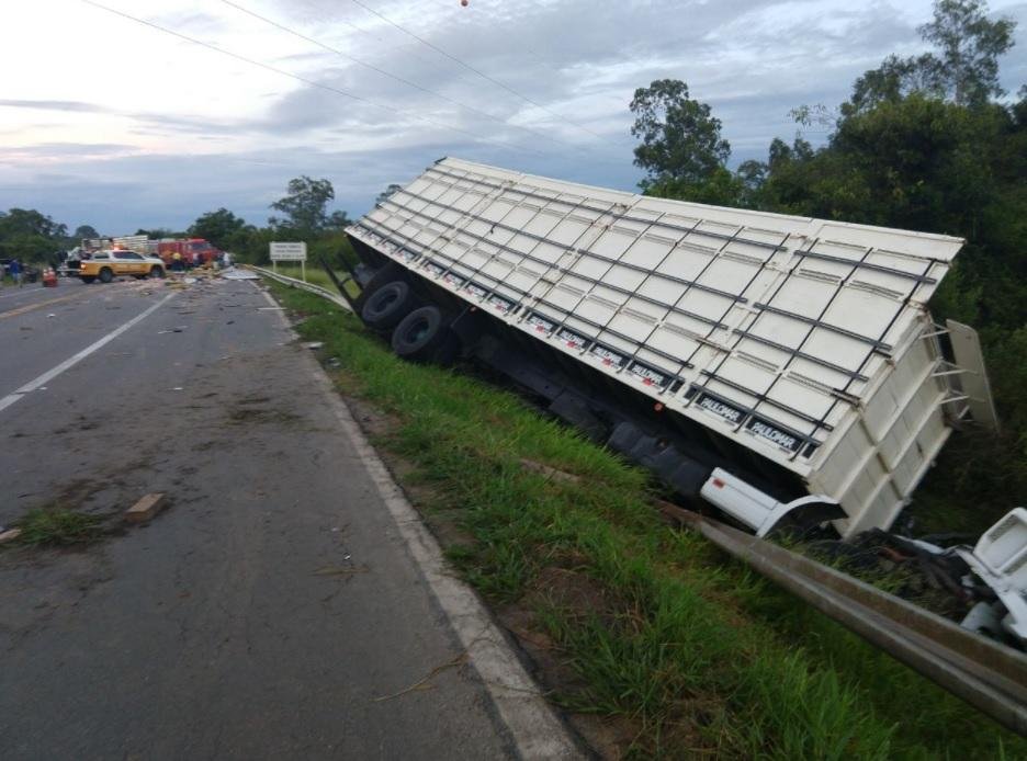 Acidente envolveu dois caminh&otilde;es e um carro na ERS 040 