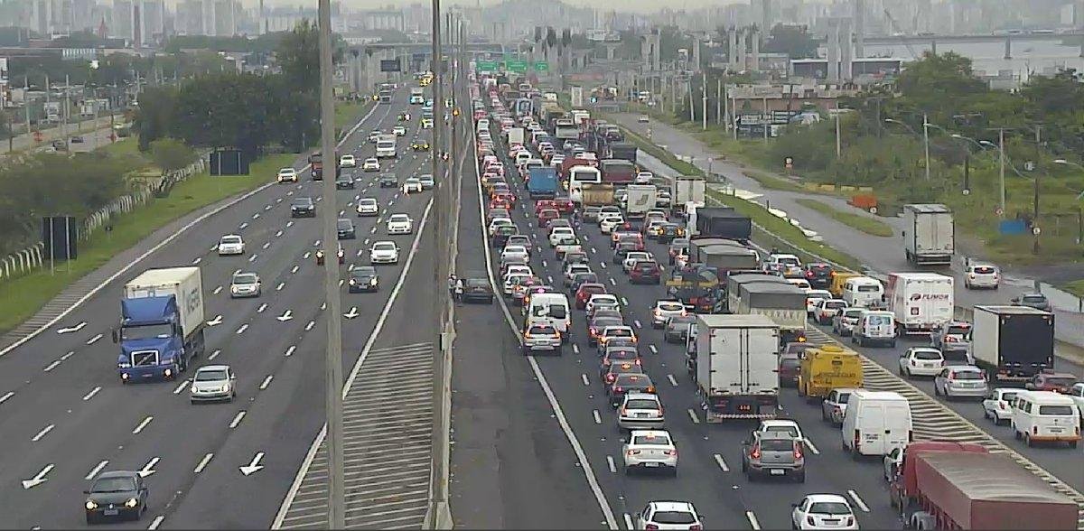 Tr&acirc;nsito &eacute; intenso na freeway devido manifesta&ccedil;&atilde;o pr&oacute;-Lula