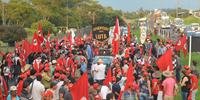 Mobilização pró-Lula reúne manifestantes e percorre ruas de Porto Alegre 