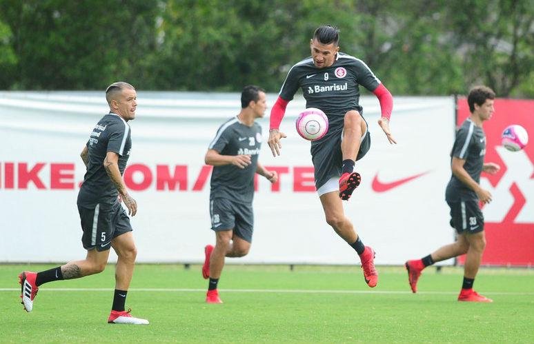 D&acute;Alessandro ganhou a parceria de Edenilson no setor de arma&ccedil;&atilde;o