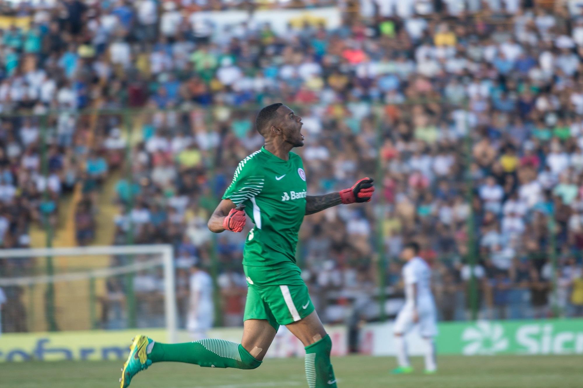 Goleiro do Inter teve menos trabalho que em jogos anteriores contra o Santos