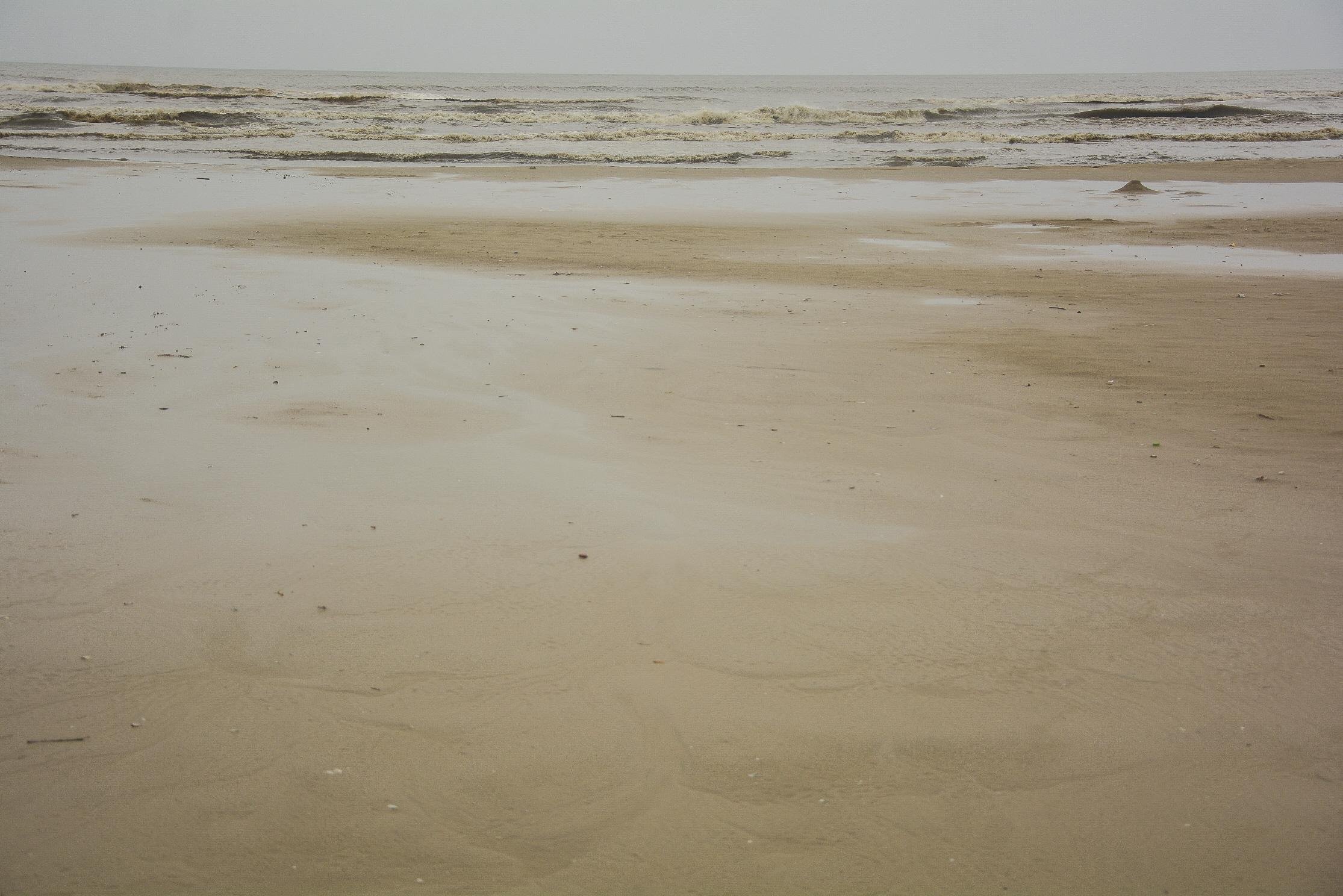 Chuva e vento forte afastam veranistas da beira da praia
