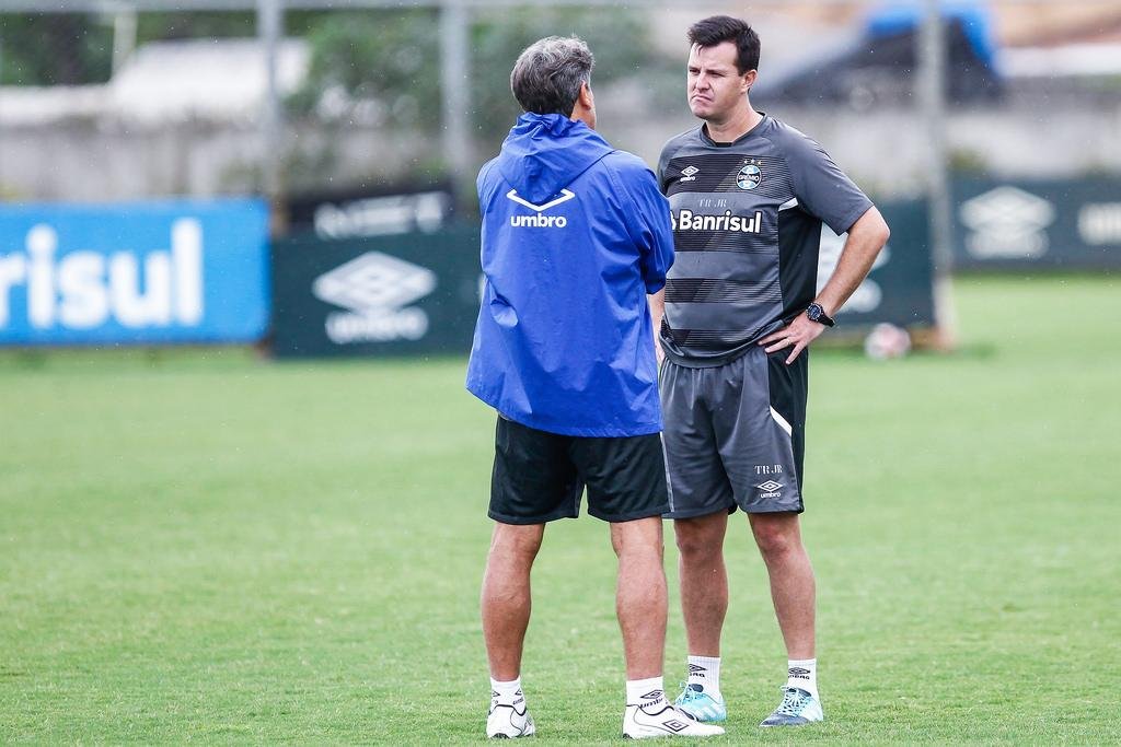 Cesar Bueno conversou com Renato Portaluppi antes do treino desta segunda
