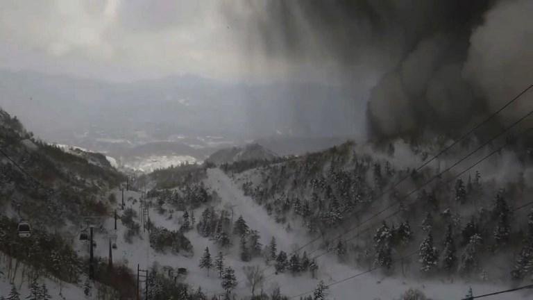 Erup&ccedil;&atilde;o de um vulc&atilde;o desencadeou uma avalanche perto de uma esta&ccedil;&atilde;o de esqui a noroeste de T&oacute;quio