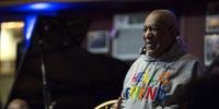 Comediante Bill Cosby sobe ao palco pela primeira vez após seu julgamento