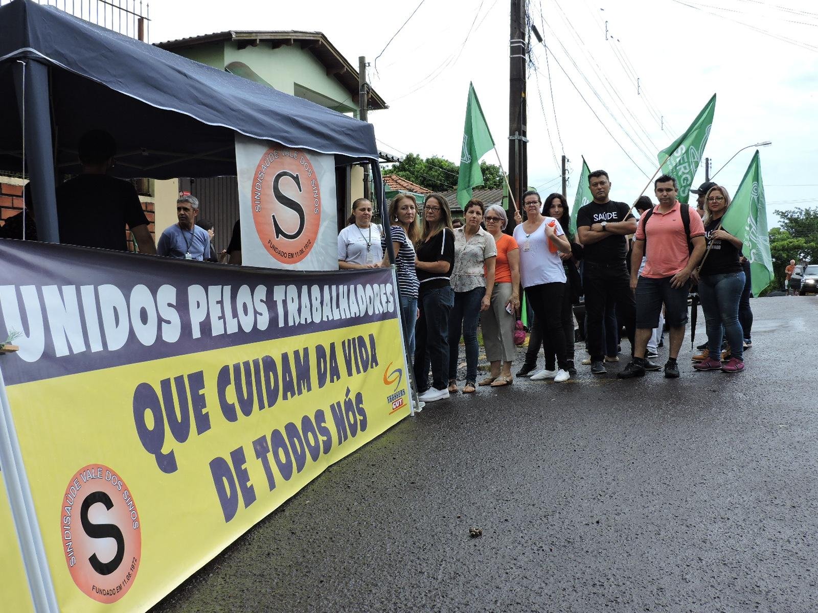Em frente ao pr&eacute;dio da casa de sa&uacute;de, os funcion&aacute;rios aguardavam na manh&atilde; desta ter&ccedil;a-feira por uma solu&ccedil;&atilde;o