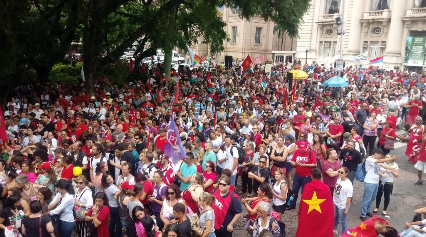 Falta de luz na AL transfere ato em favor de Lula para pra&ccedil;a da Matriz 