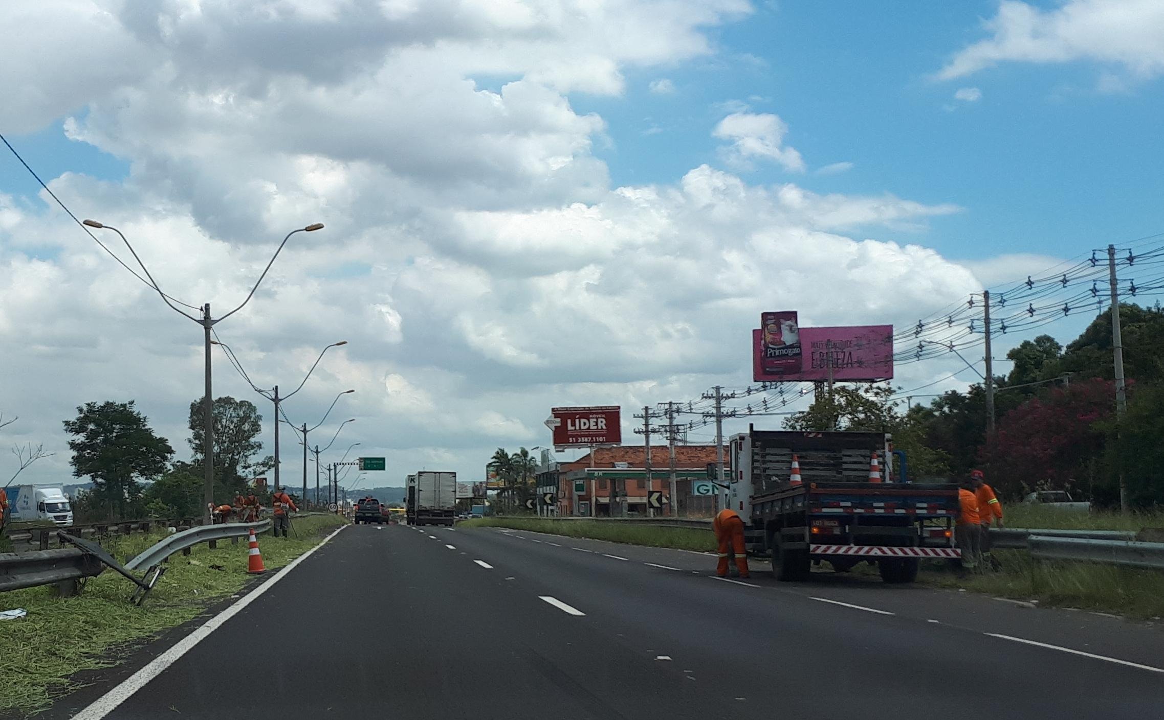 Est&aacute; sendo feito servi&ccedil;o de ro&ccedil;ada manual nas laterais e no canteiro central