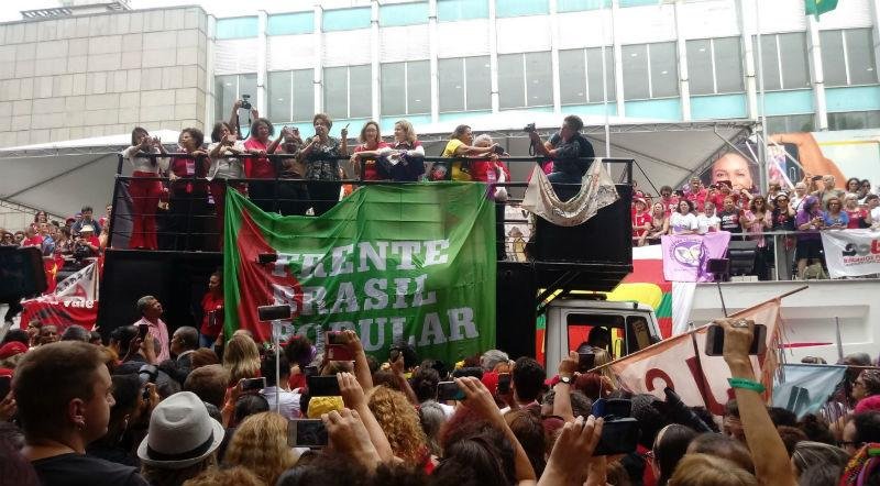 Impeachment foi dado para enquadrar Brasil, diz Dilma em Porto Alegre 