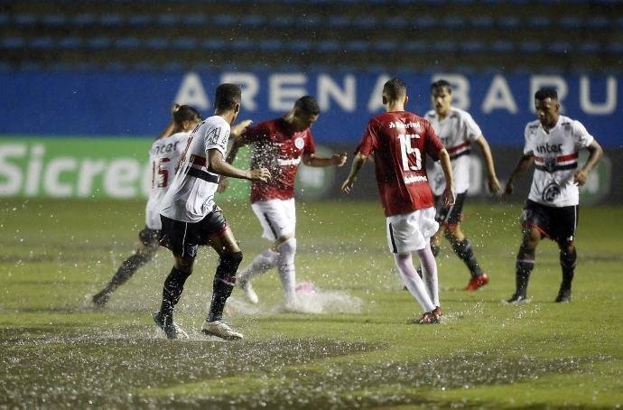 Jogo foi interrompido quando estava 1 a 1 devido aos raios