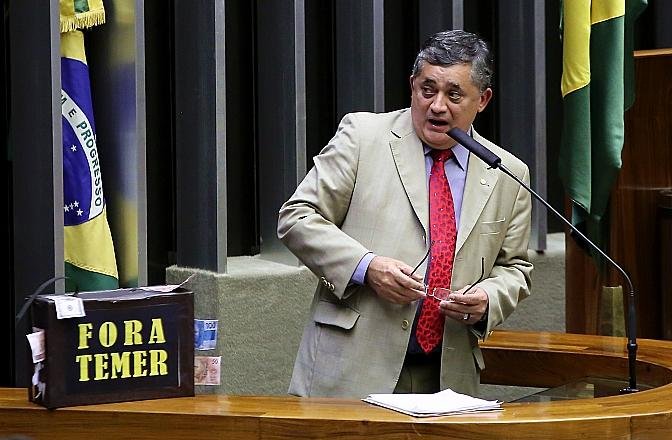 Ap&oacute;s postar foto falsa, deputado do PT diz que epis&oacute;dio servir&aacute; de "li&ccedil;&atilde;o"
