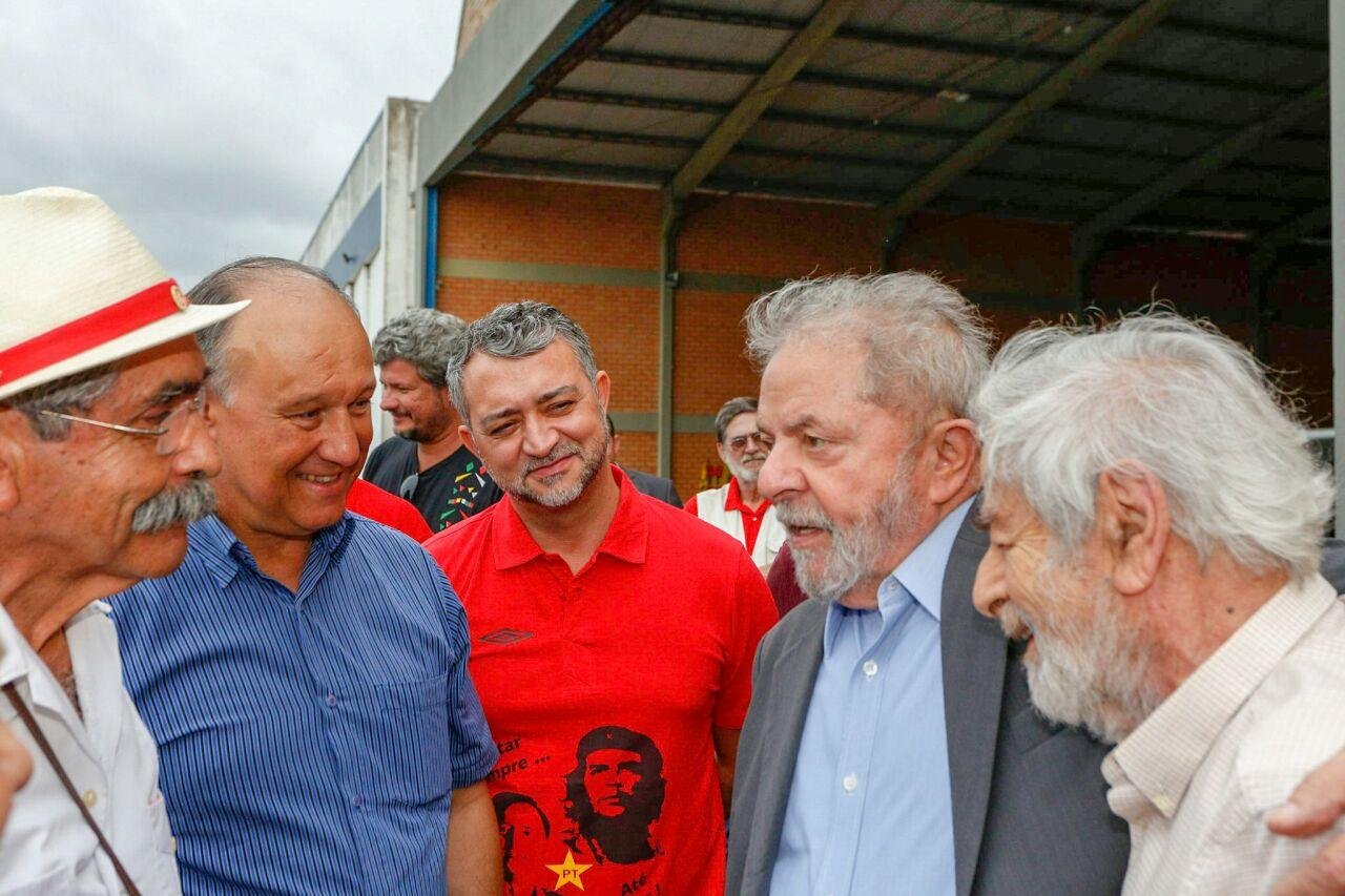 Lula chega em Porto Alegre e vai direto para Esquina Democr&aacute;tica