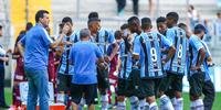 Grêmio tenta aliviar pressão e busca vitória contra Avenida 