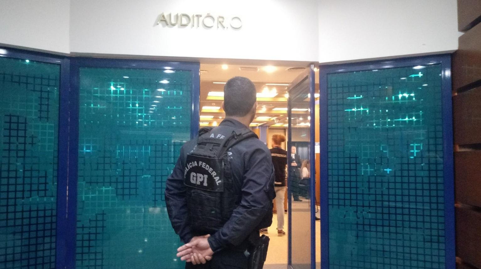 Forte esquema de seguran&ccedil;a restringe mobilidade de jornalistas no TRF4	