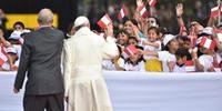 Peruanos rezam Ave Maria com Papa Francisco