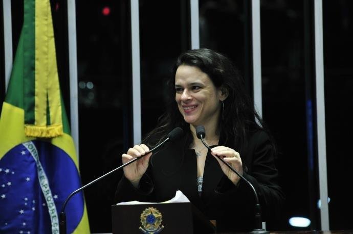 Jana&iacute;na Paschoal critica tese de que decis&atilde;o sobre Lula deve se dar nas urnas