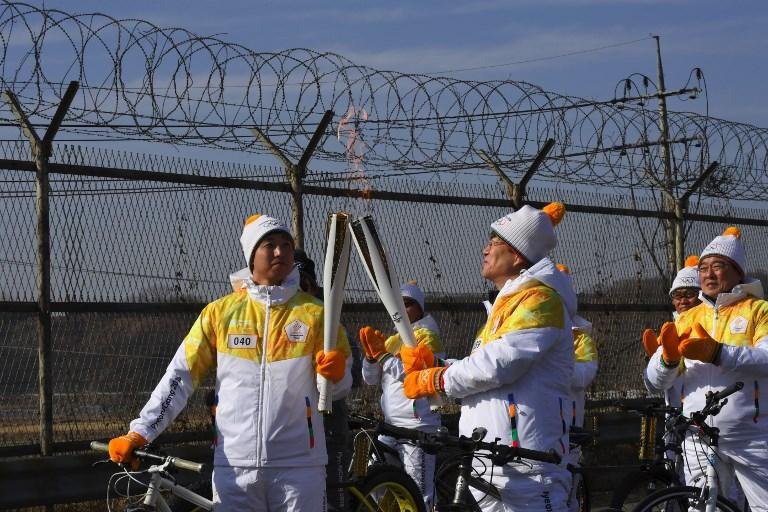 Tocha dos Jogos de Inverno cruza Ponte da Unifica&ccedil;&atilde;o das Coreias