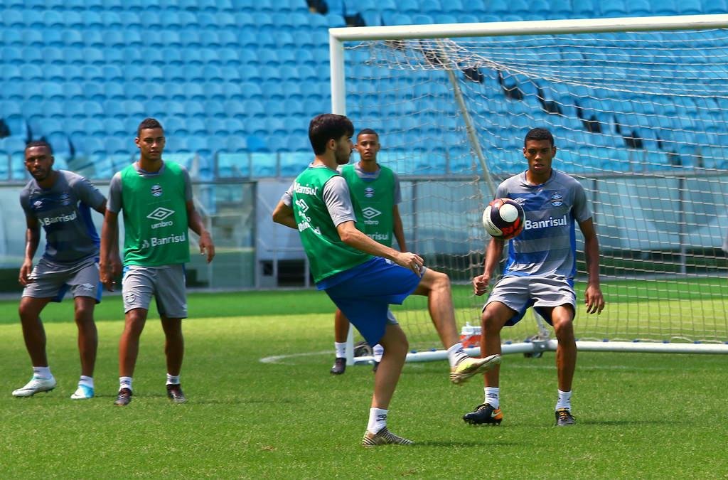 Ap&oacute;s treino fechado, grupo realizava um recreativo no gramado principal da Arena