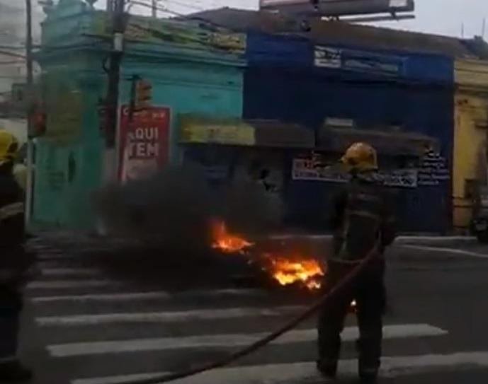 Bombeiros controlam inc&ecirc;ndio em pneus na avenida Azenha