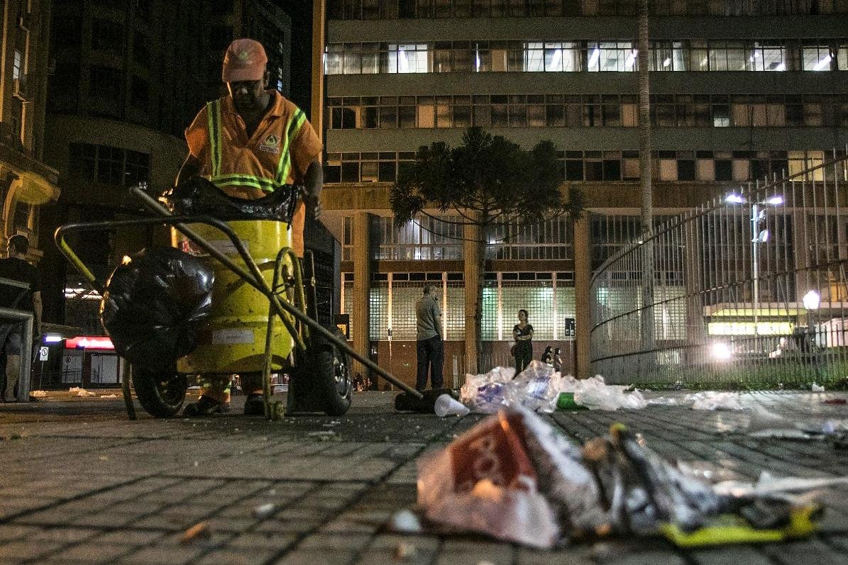 DMLU recolhe seis toneladas de lixo ap&oacute;s ato no Centro Hist&oacute;rico