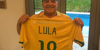 Ex-jogador postou uma foto com uma camisa da seleção brasileira escrita 
