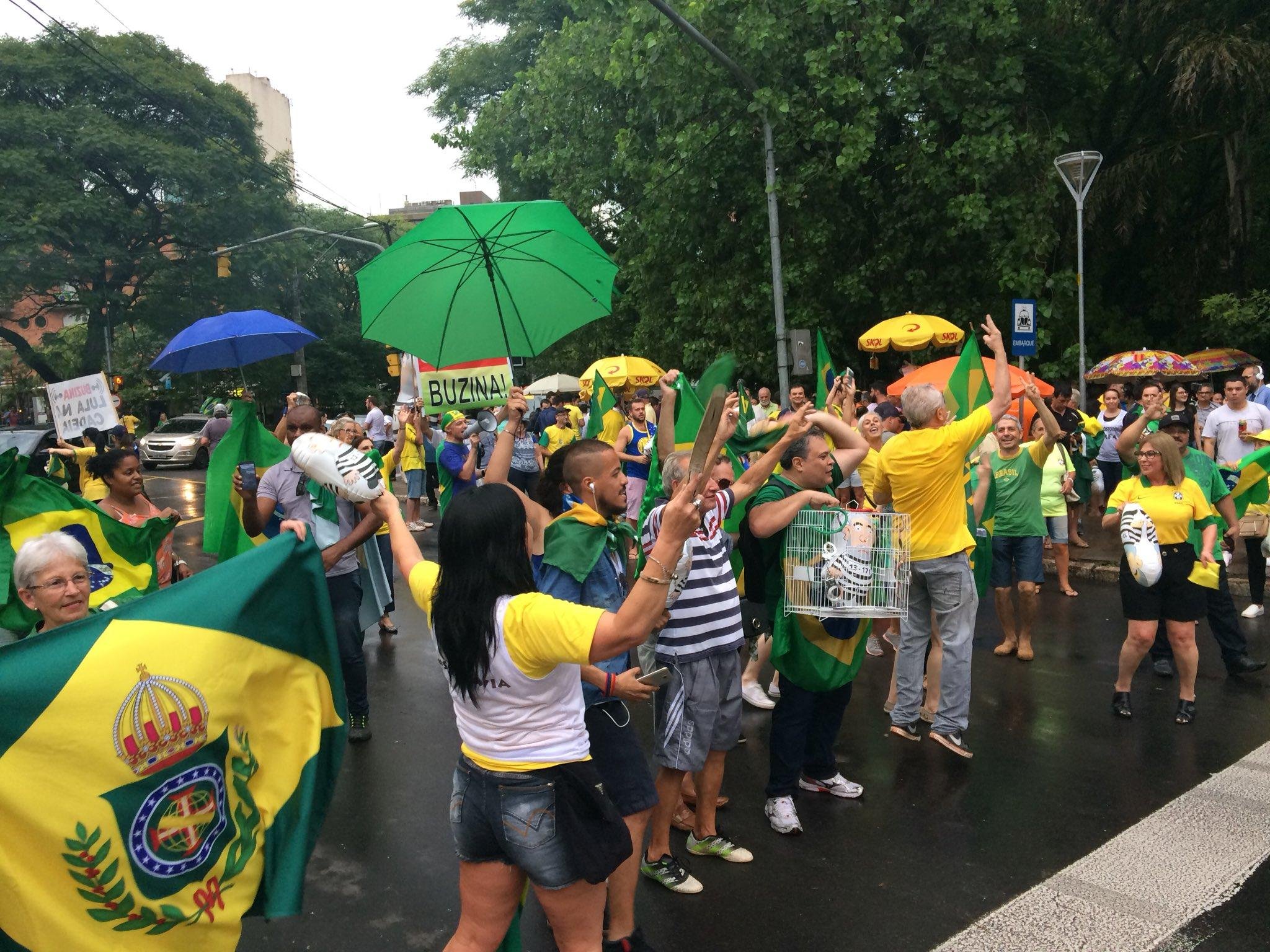 Manifestantes comemoram condena&ccedil;&atilde;o de Lula na avenida Goethe