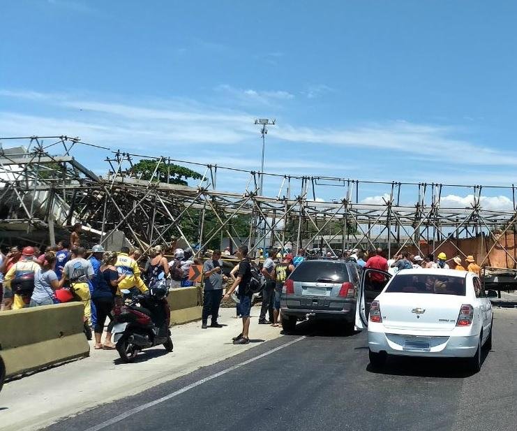 Acidente teria sido provocado por choque entre a ca&ccedil;amba de um caminh&atilde;o e a estrutura