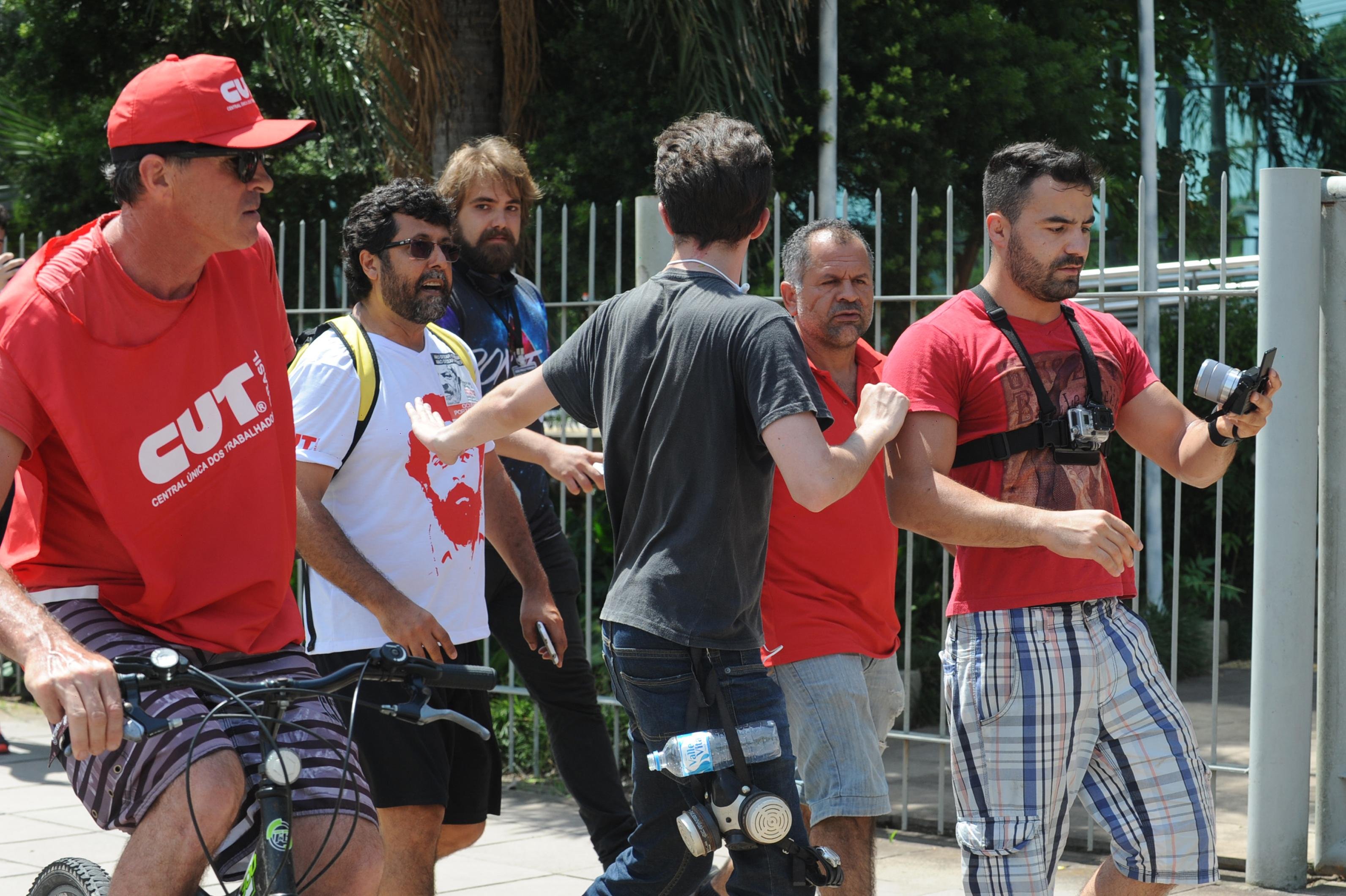 Manifestantes pedem que Arthur do Val saia da regi&atilde;o