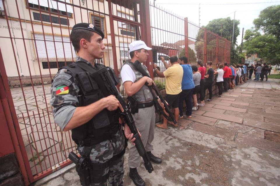 Policiais detiveram grupo que ateou fogo em pneus