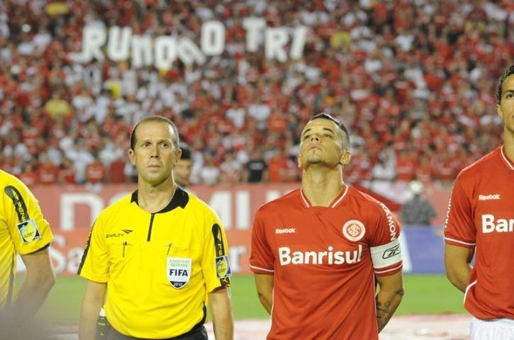 D&acute;Alessandro usou a bra&ccedil;adeira de capit&atilde;o do Inter pela primeira vez em jogo de Libertadores