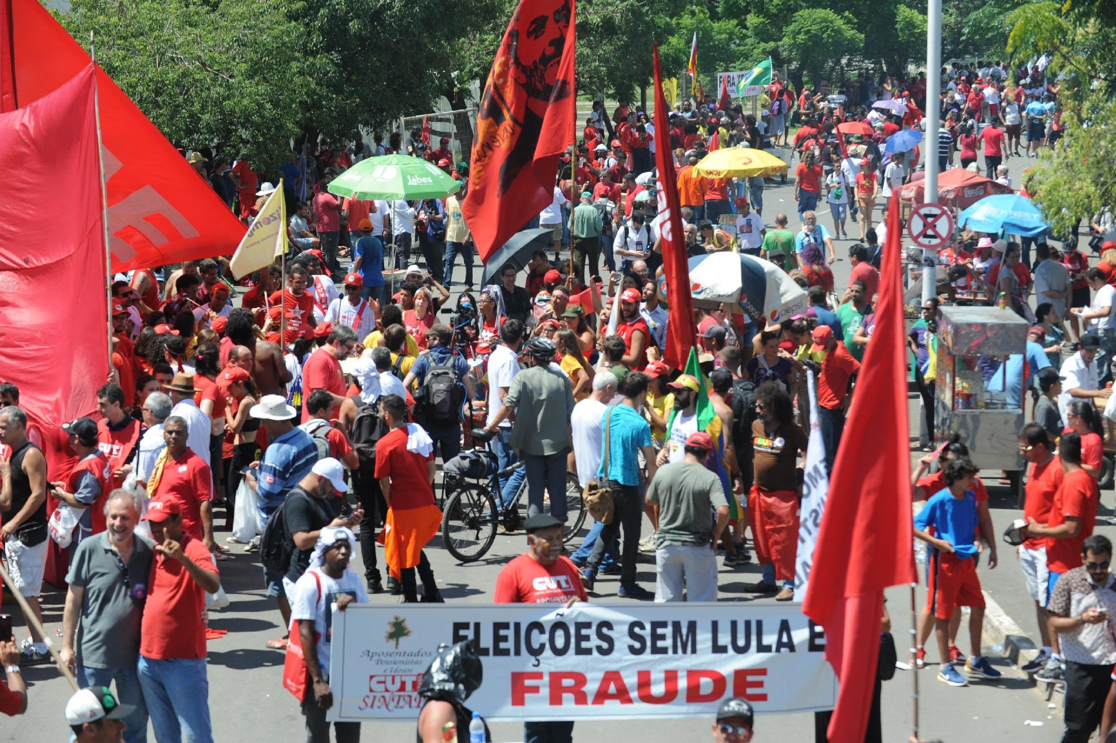 Solid&aacute;rio a Lula, MST convoca para Greve Geral