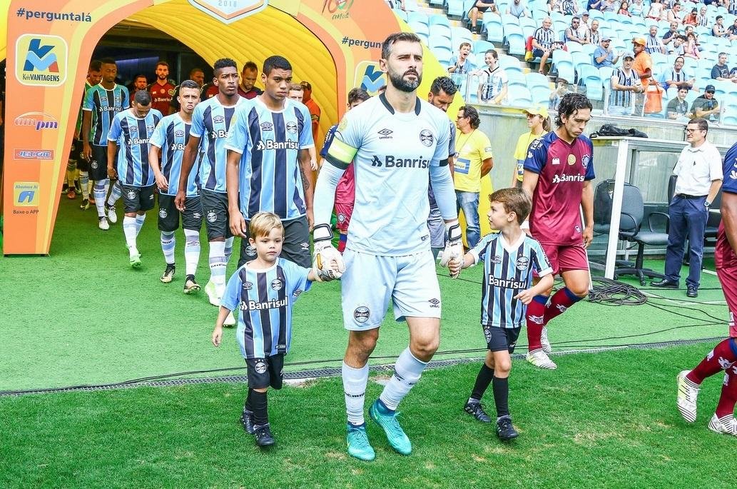 Ap&oacute;s cr&iacute;ticas, goleiro Bruno Grassi &eacute; elogiado no Gr&ecirc;mio 