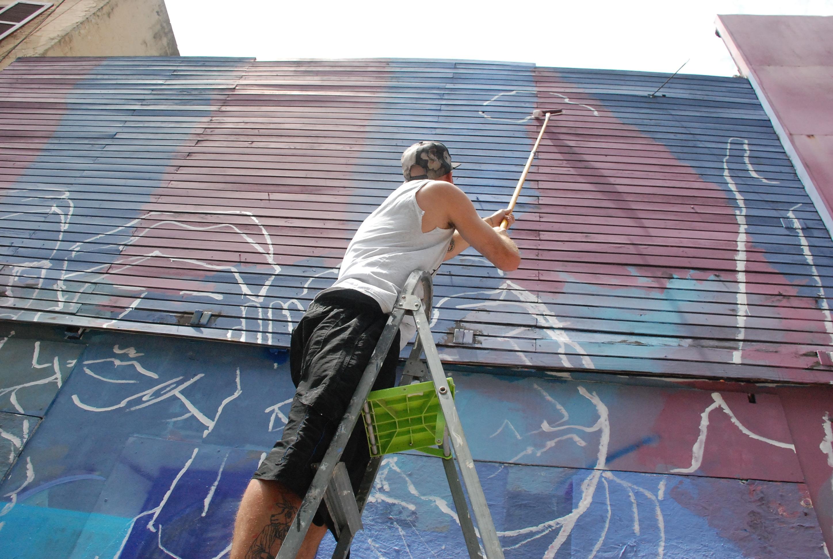 Como parte da programa&ccedil;&atilde;o, a fachada do pr&eacute;dio est&aacute; recebendo nova pintura