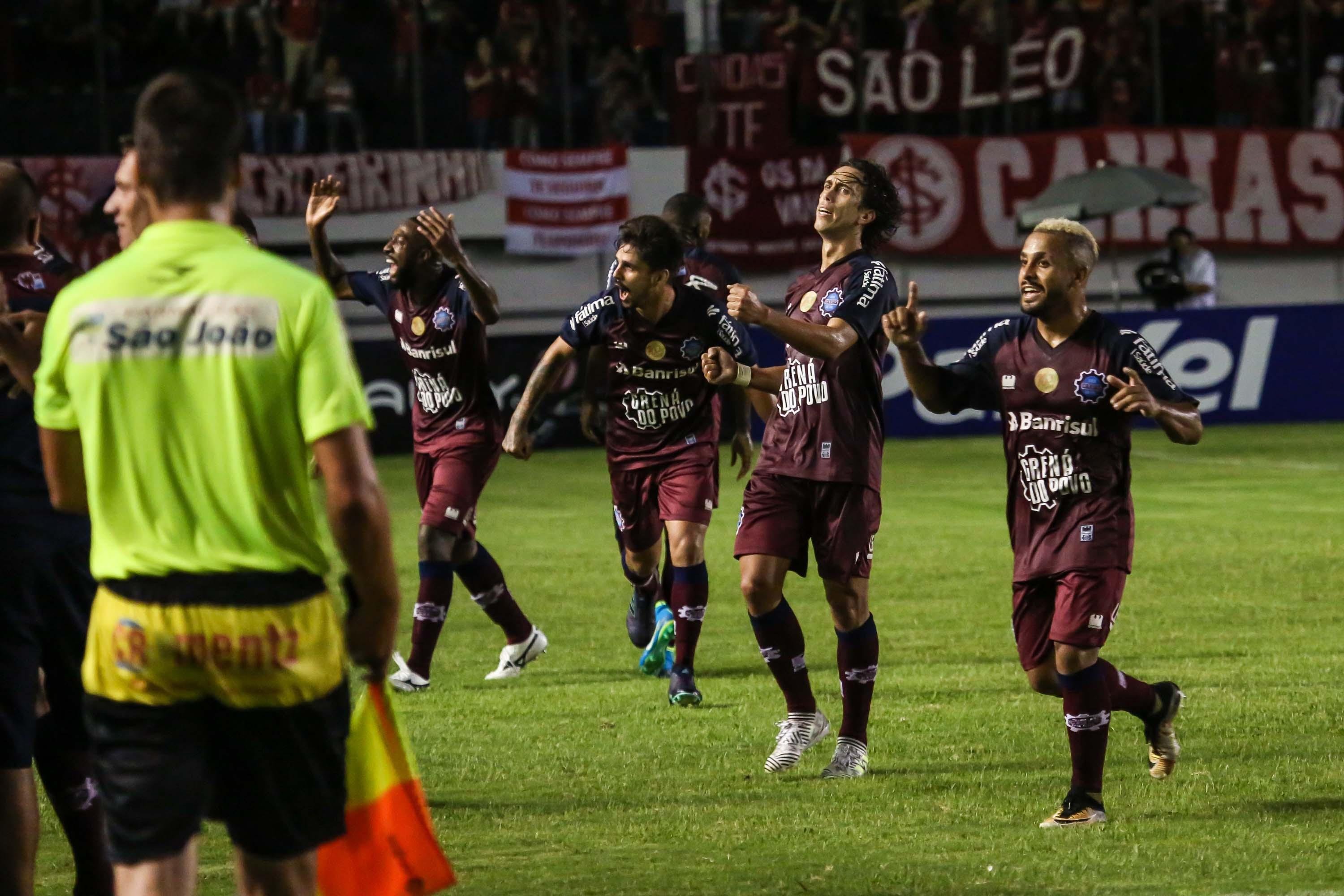 Equipe gren&aacute; manteve campanha impec&aacute;vel com 2 a 1 no est&aacute;dio Centen&aacute;rio