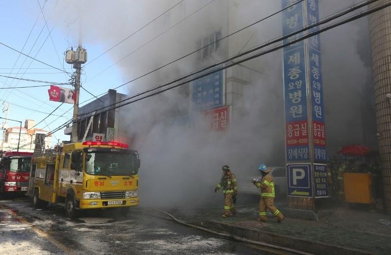 Chamas afetaram edif&iacute;cio de seis andares, que abrigava hospital e asilo