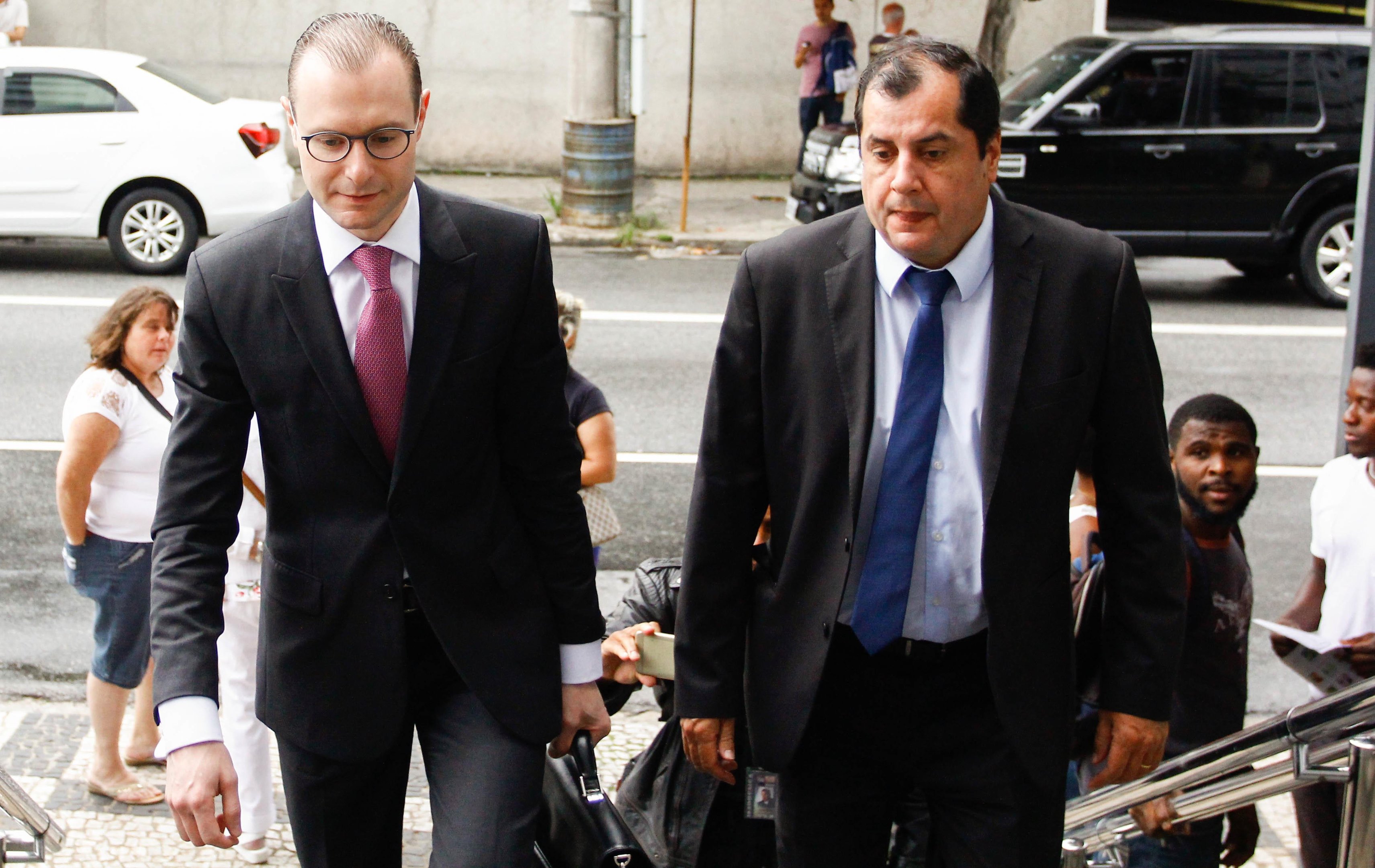 Advogado do ex-presidente Lu&iacute;z In&aacute;cio Lula da Silva, Cristiano Zanin e seu assessor, Marcos Nascimento, entregam passaporte de Lula na sede da Superintend&ecirc;ncia da Pol&iacute;cia Federal