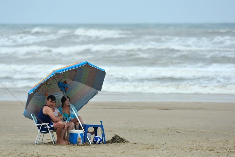 Poucos veranistas aproveitaram tarde na praia nesta sexta