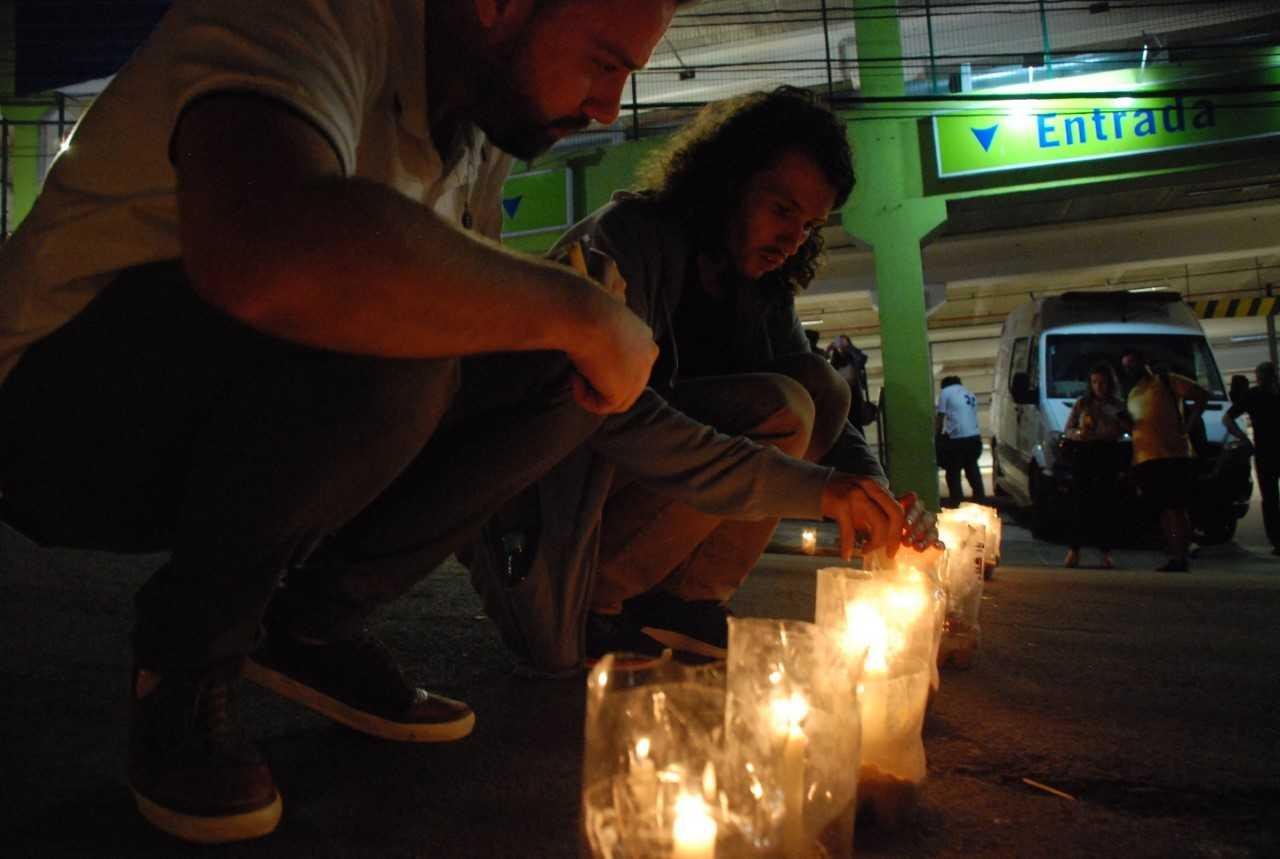 Sexta-feira teve caminhada iluminada e vig&iacute;lia em homenagem &agrave;s v&iacute;timas