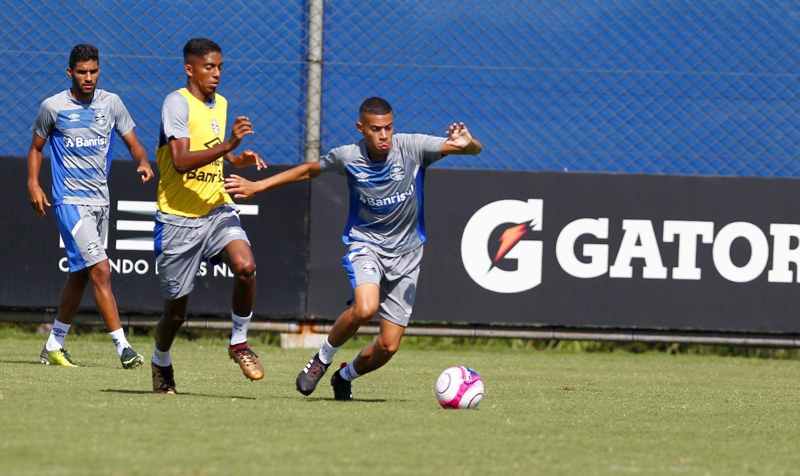 Grupo de transi&ccedil;&atilde;o e titulares treinaram neste s&aacute;bado
