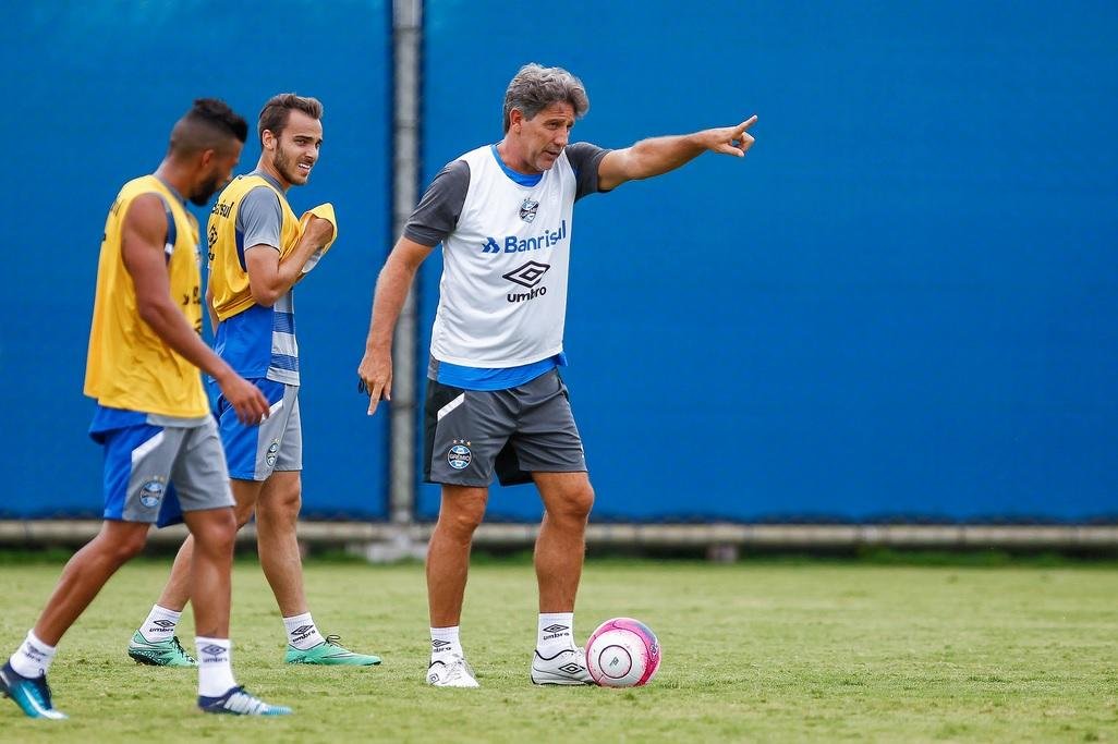 Gr&ecirc;mio faz treino t&aacute;tico e ensaia time para Recopa 