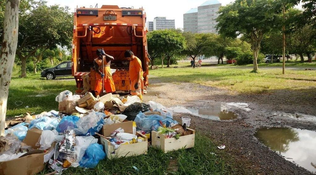 Prefeitura inicia limpeza no Anfiteatro P&ocirc;r do Sol ap&oacute;s acampamento pr&oacute;-Lula