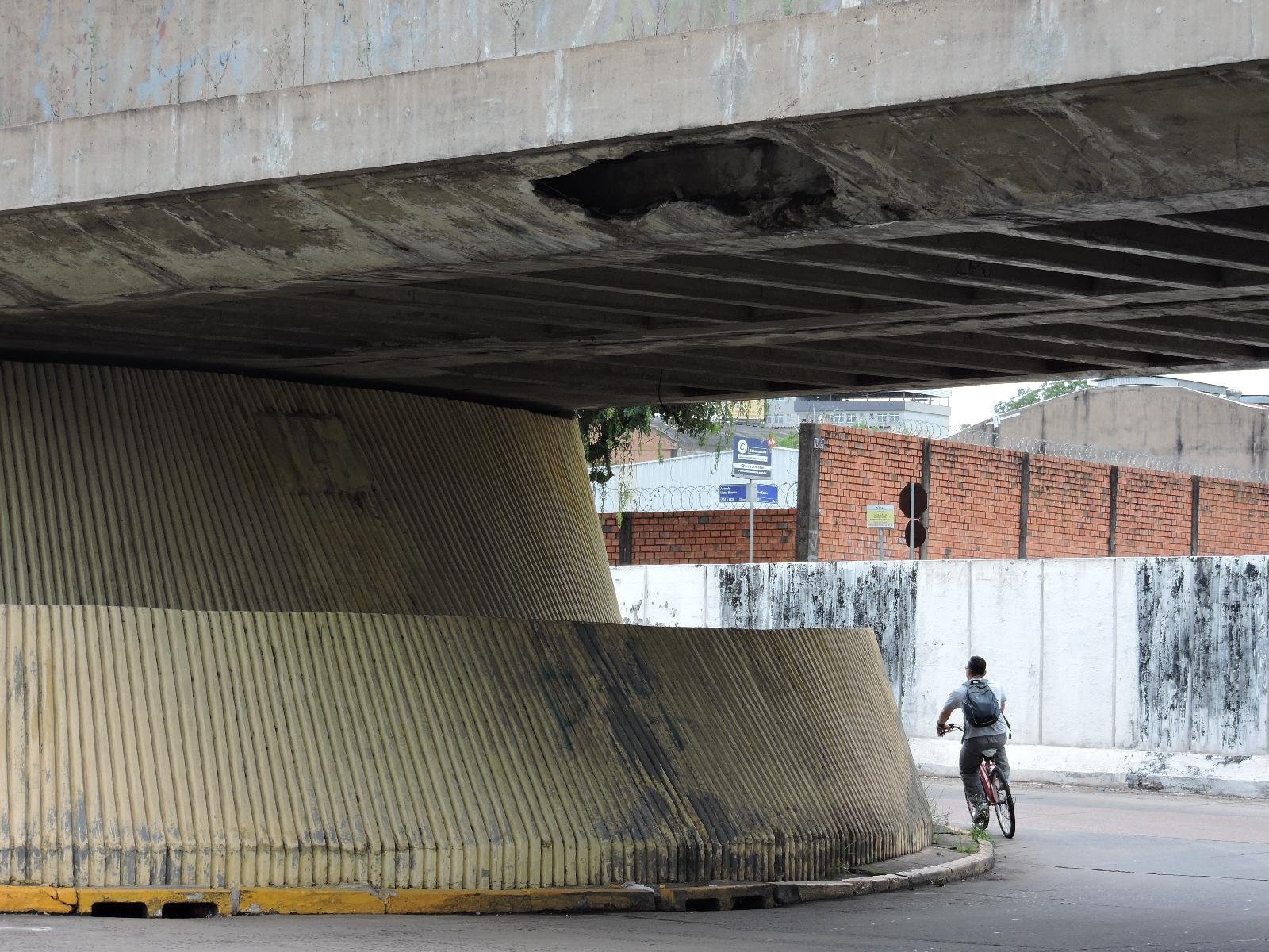O servi&ccedil;o inclui a recupera&ccedil;&atilde;o de concreto armado, pintura e instala&ccedil;&atilde;o de placas de sinaliza&ccedil;&atilde;o