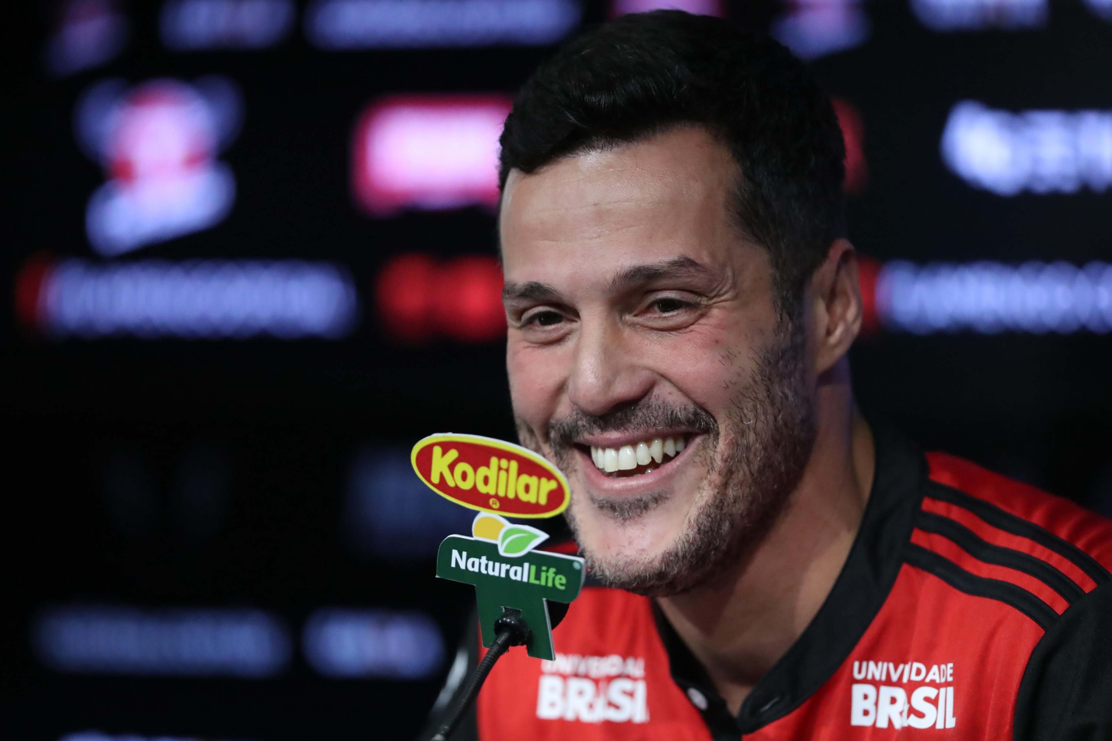 Julio Cesar assinou contrato de tr&ecirc;s meses com o Flamengo e depois pretende encerrar a carreira