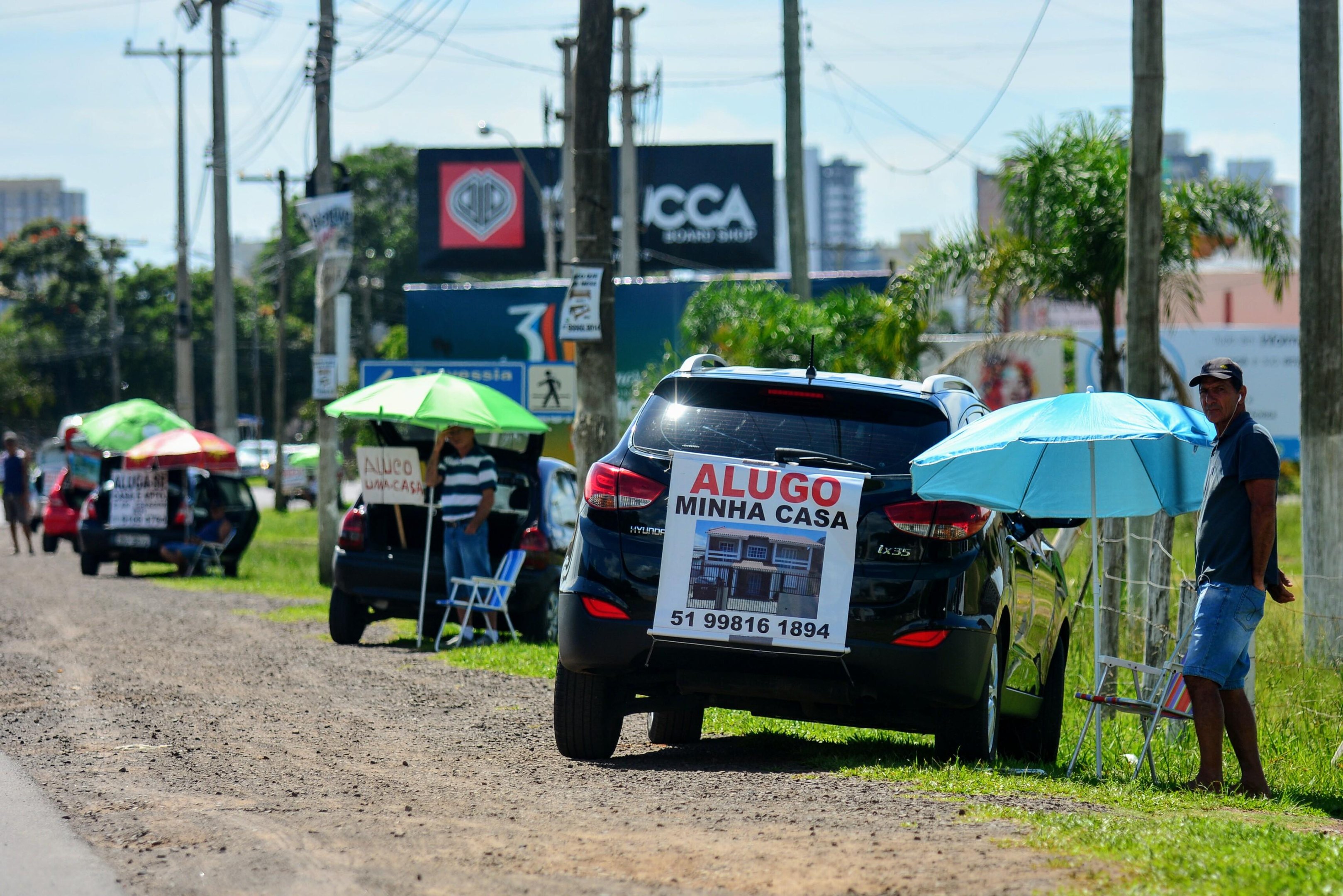 Propriet&aacute;rios anunciam com cartazes e no boca a boca em plena avenida Castelo Branco