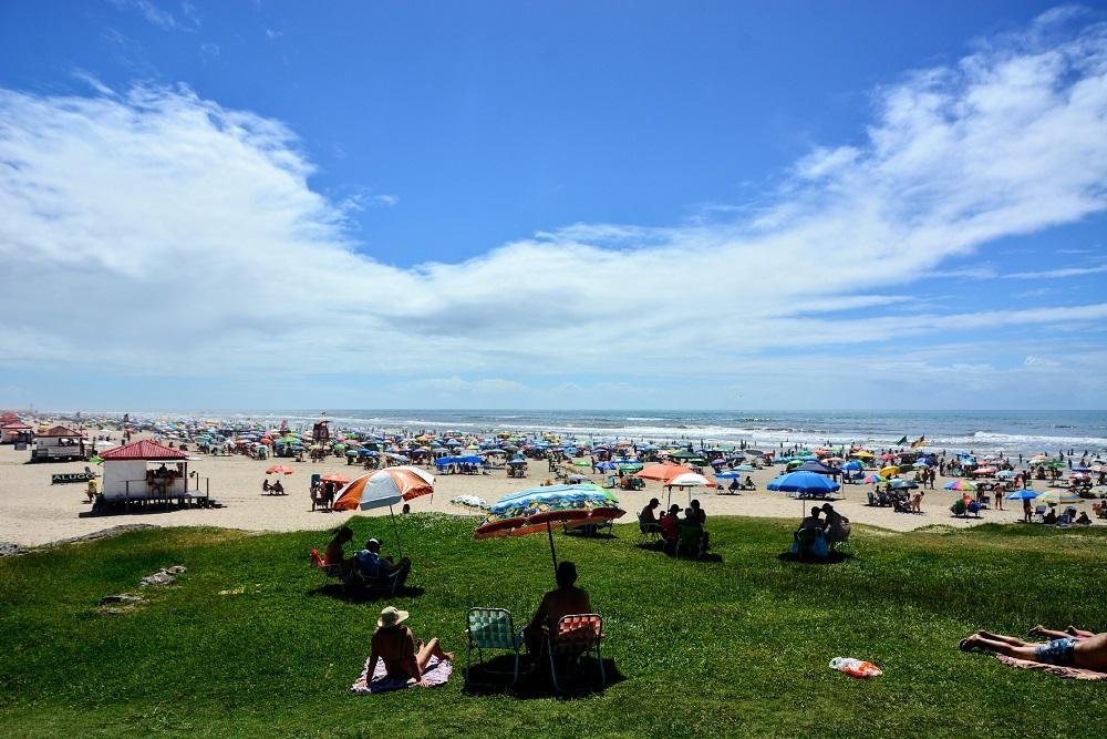 Litoral ga&uacute;cho ter&aacute; tempo bom e chuva passageira