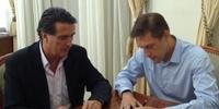Secretário Raffaele e prefeito Pasin assinam o contrato de doação do terreno para o Estado