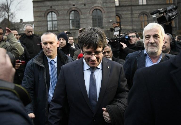 Vice-primeira-ministra espanhola pediu que descarte nome de Puigdemont e procure alternativa