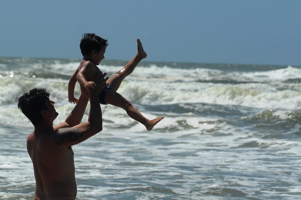 Veranistas aproveitam quarta ensolarada no Litoral Norte